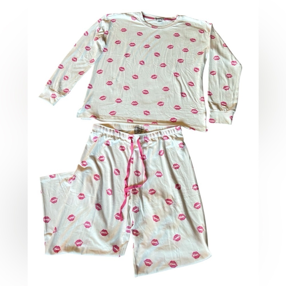 New P.J. Salvage women's pajama set long sleeves kiss print Sz S white and pink